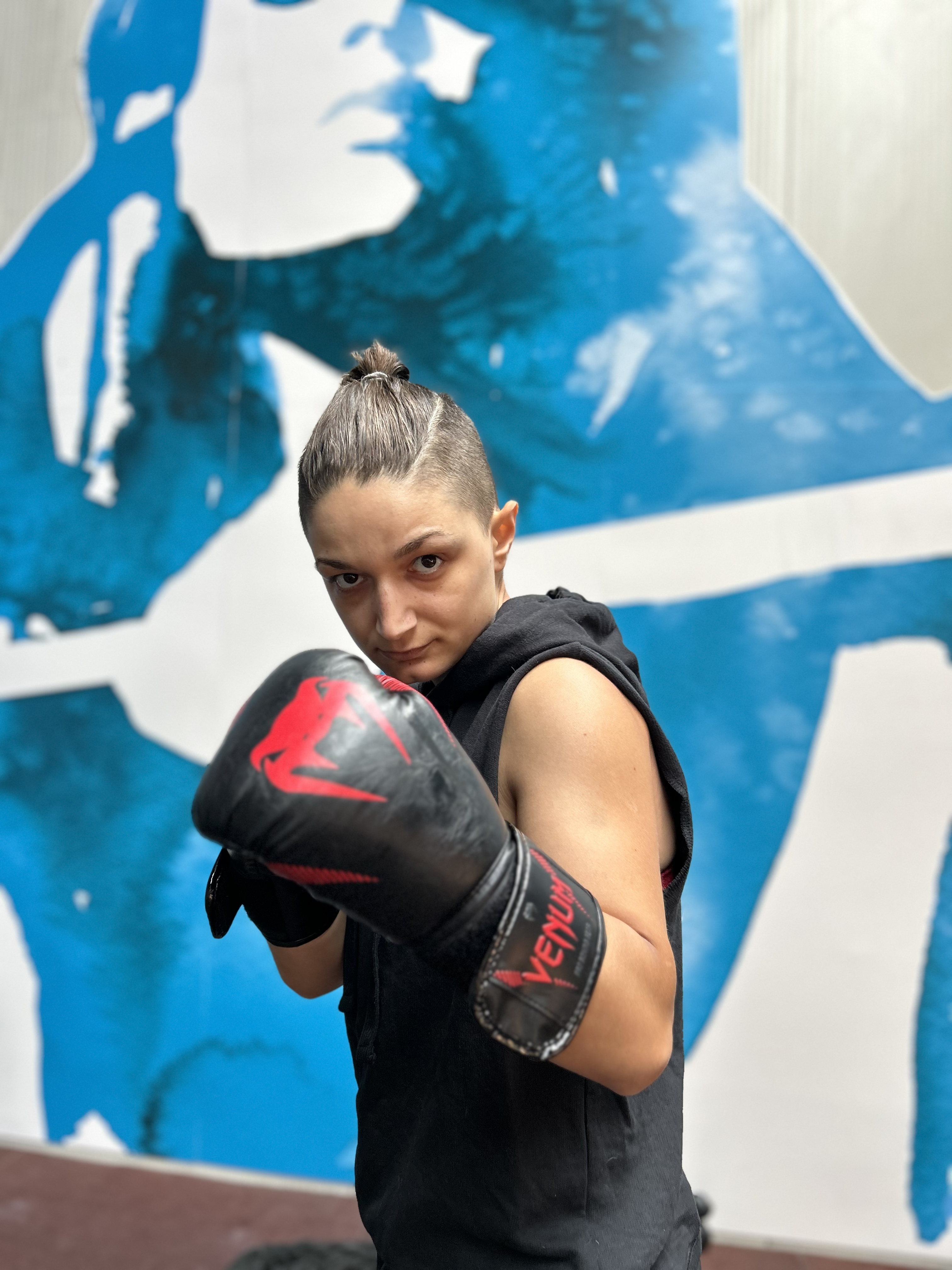 Ramona Buciumeanu, antrenor profesionist de box la Clubul de Box Timișoara, demonstrând tehnici de antrenament pentru începători